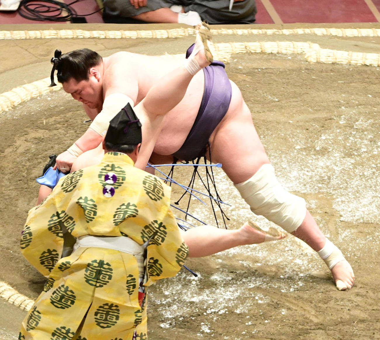 翔猿を上手投げで破る照ノ富士（撮影・小沢裕）