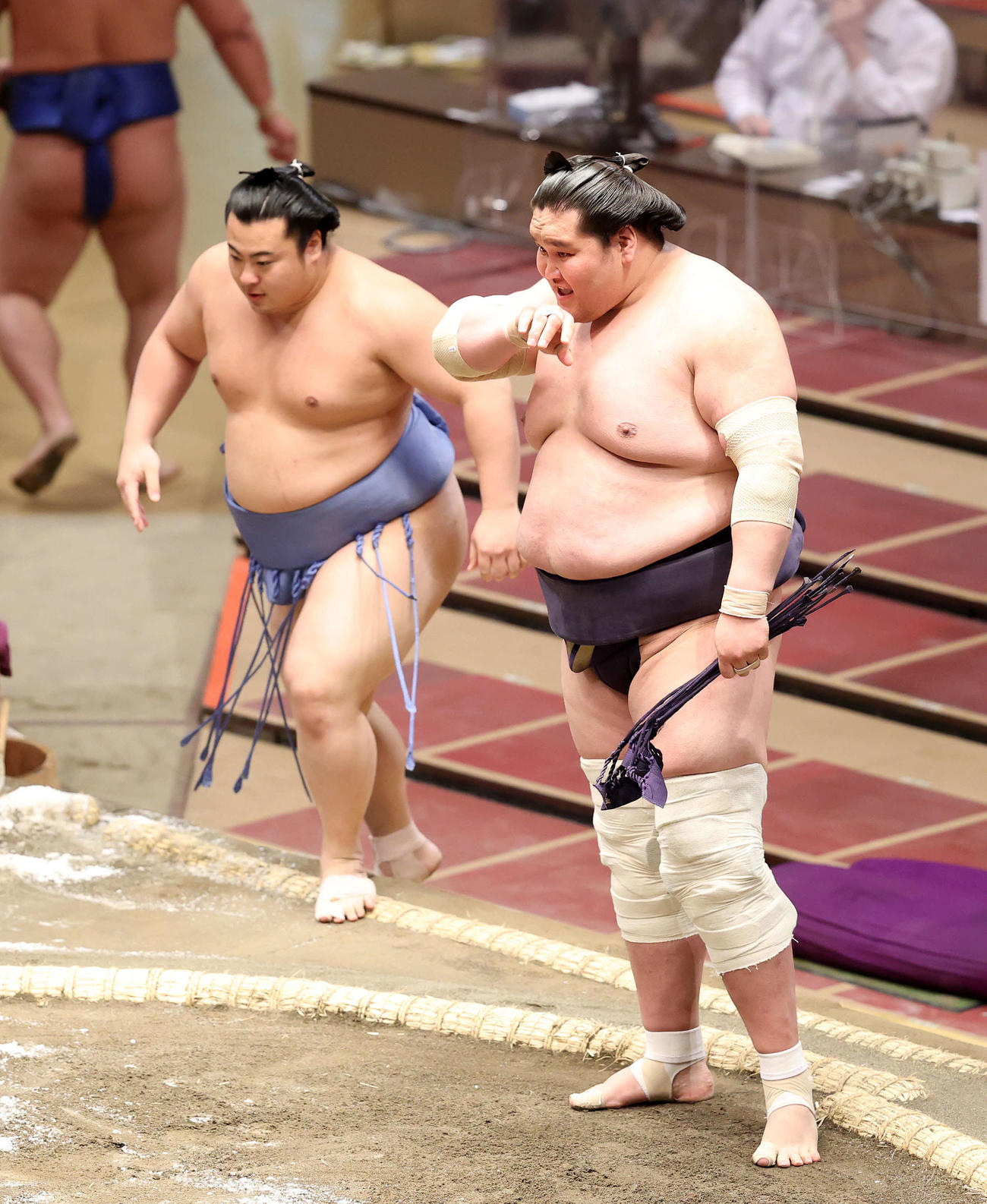 翔猿（左）を上手投げで破った照ノ富士（撮影・鈴木正人）