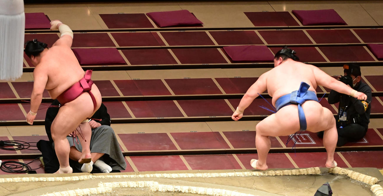 土俵際へ追い込まれた正代（右）は逆転の突き落としで大栄翔を破る（撮影・小沢裕）
