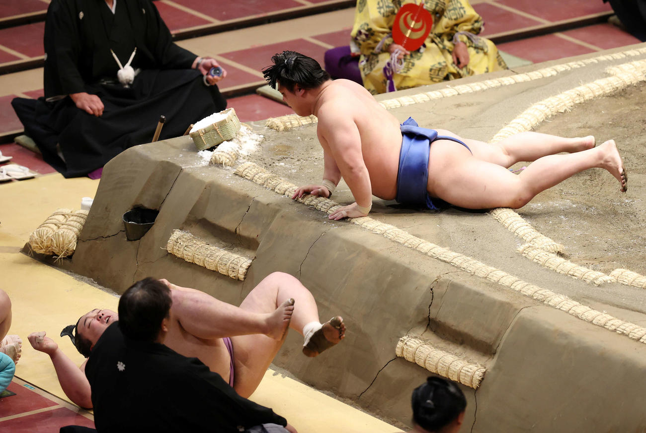 朝乃山（左下）を寄り倒しで破った若隆景（撮影・鈴木正人）