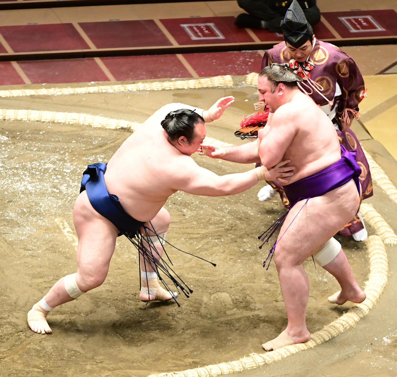 宝富士（左）は栃ノ心を押し出しで破る（撮影・小沢裕）