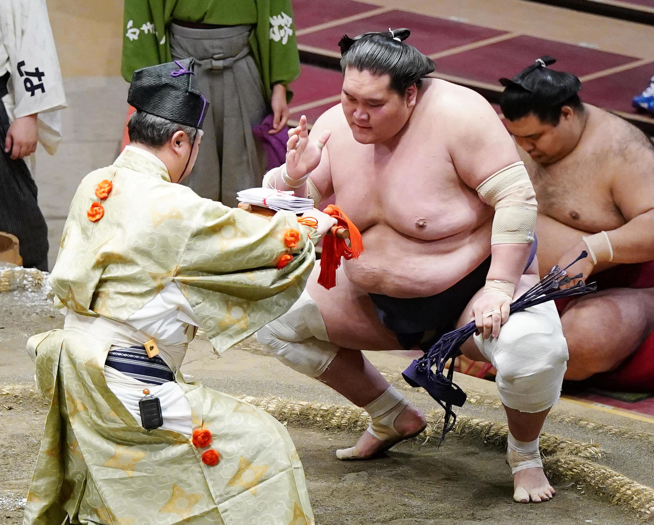 霧馬山を寄り切りで破り懸賞金を受け取る照ノ富士（撮影・菅敏）