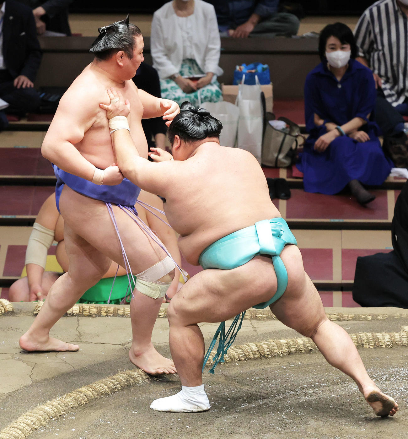 東龍（左）を押し出しで破る天空海（撮影・河田真司）