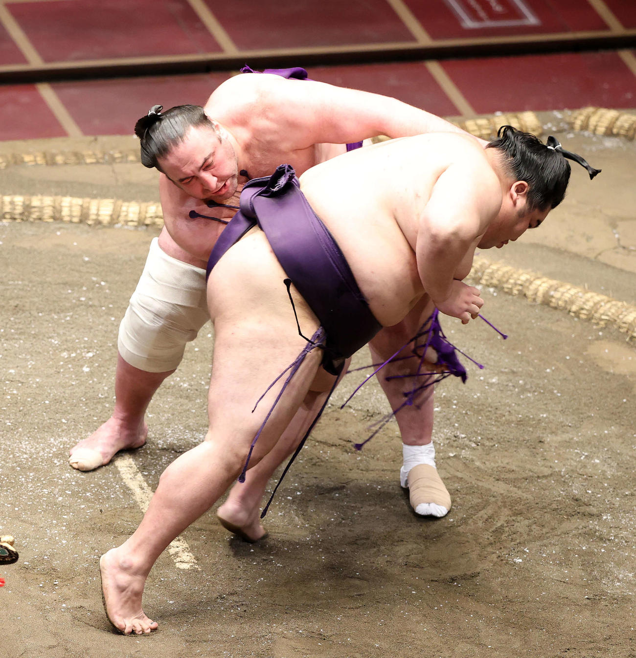 大奄美（手前）を突き落としで破る栃ノ心（撮影・鈴木正人）