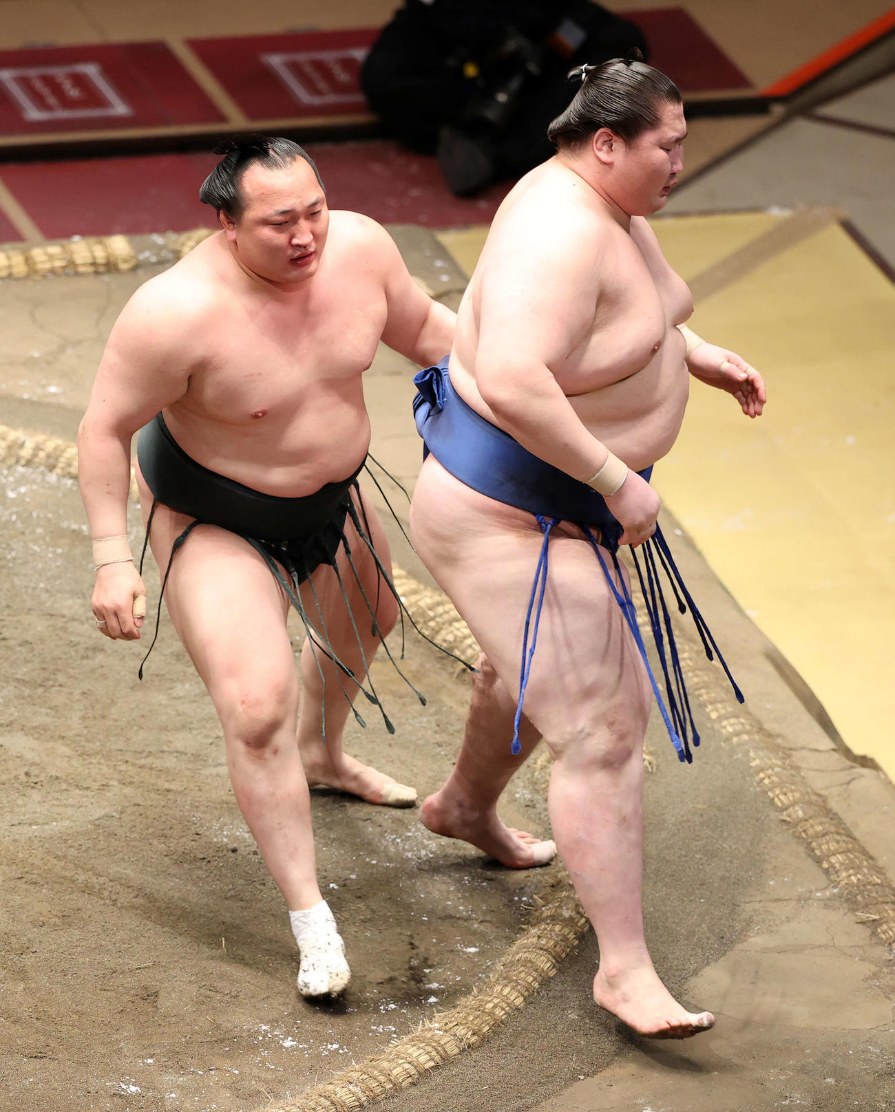 逸ノ城（右）を送り出しで破る千代翔馬（撮影・鈴木正人）