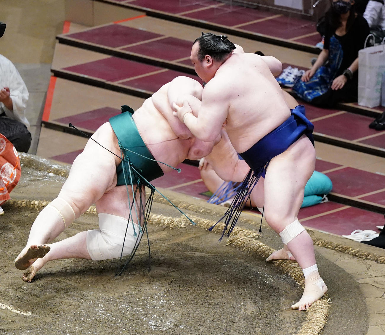 碧山（左）を突き落としで破る宝富士（撮影・菅敏）