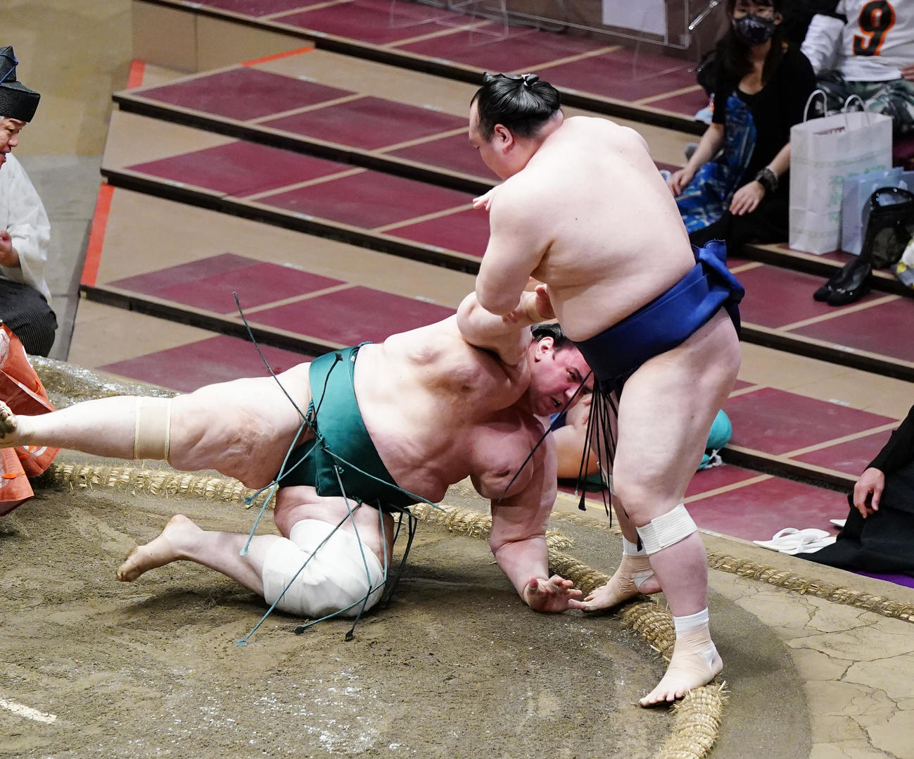 碧山（左）を突き落としで破る宝富士（撮影・菅敏）