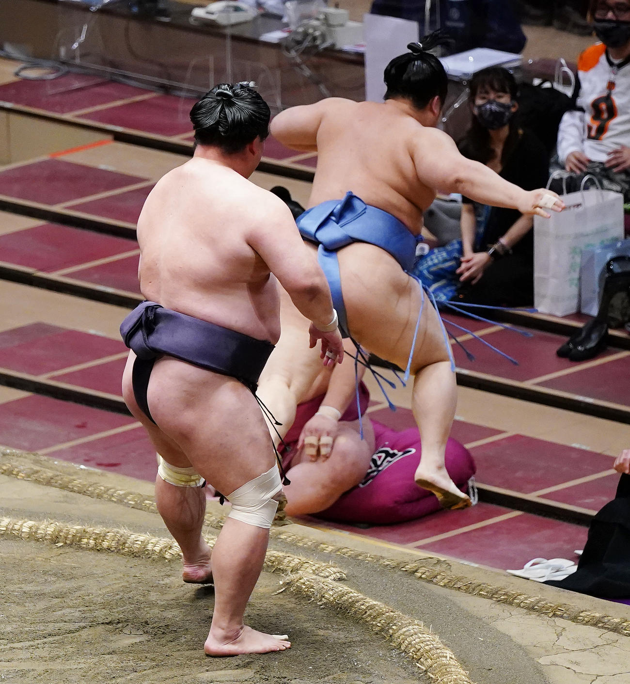 翔猿（右）に押し出しで破る妙義龍（撮影・菅敏）