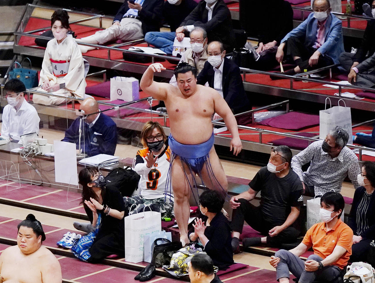 妙義龍に押し出しで敗れ、悔しそうな表情を見せる翔猿（撮影・菅敏）
