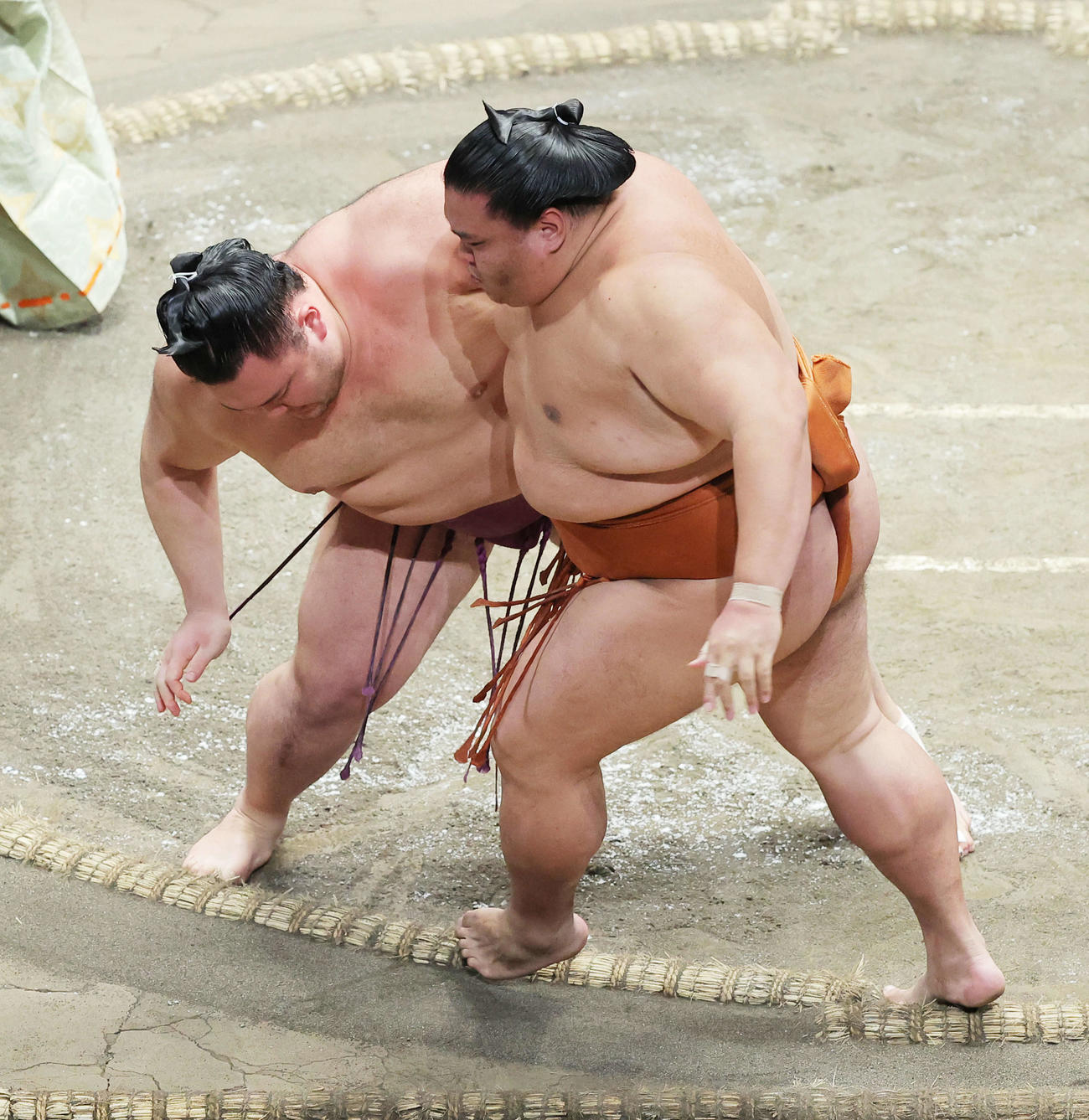 御嶽海（右）を寄り切りで破る朝乃山（撮影・河田真司）