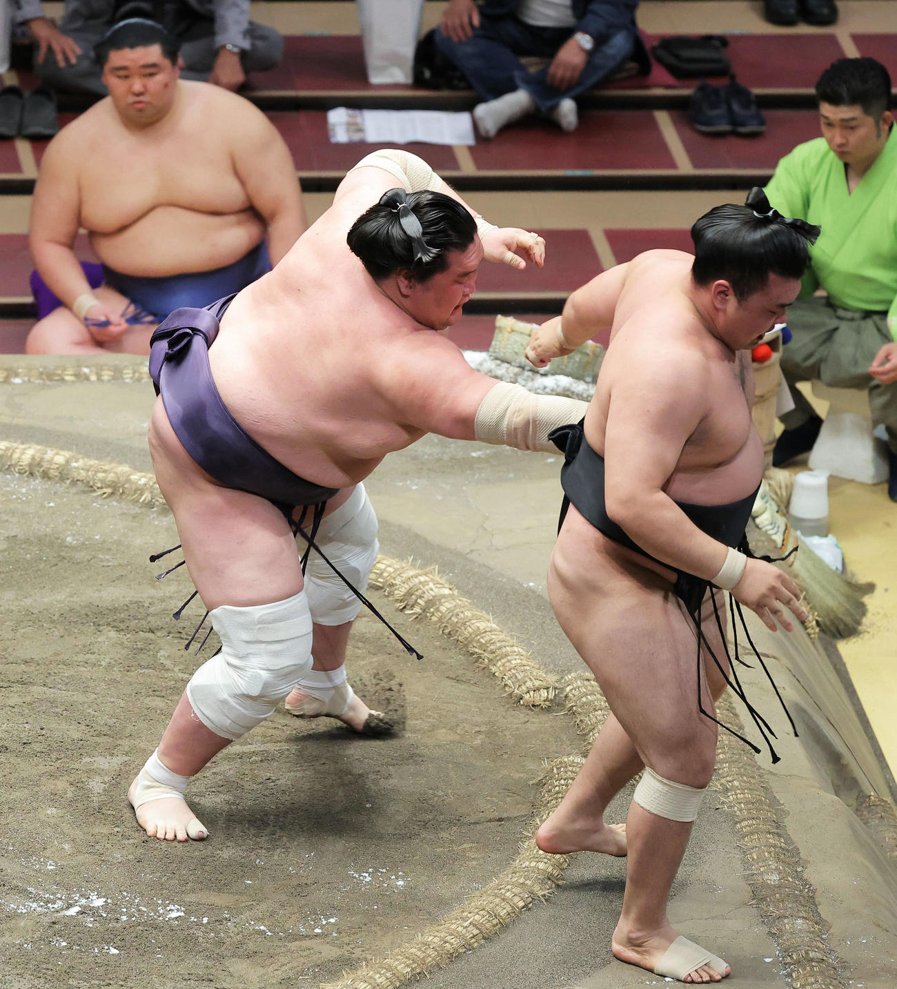 霧馬山（右）を寄り切りで破る照ノ富士。土俵下左は正代（撮影・河田真司）