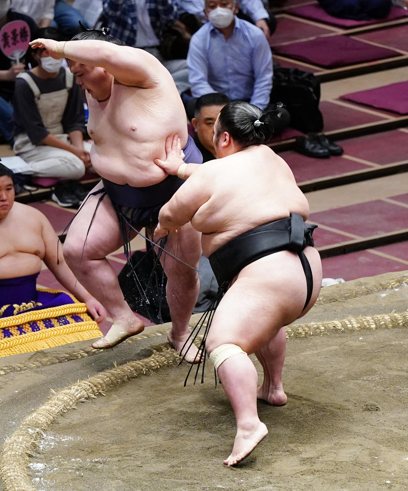 阿武咲（左）を押し出しで破る貴景勝（撮影・菅敏）