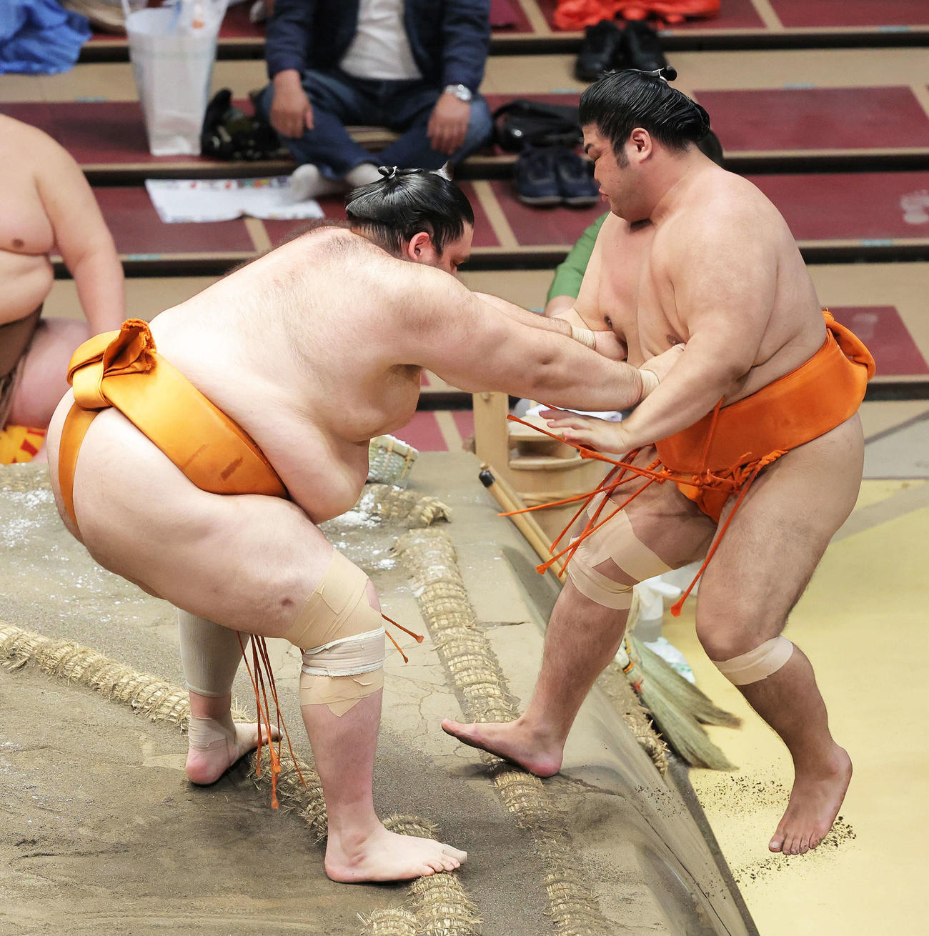 志摩ノ海（右）を寄り切りで破る魁聖（撮影・河田真司）