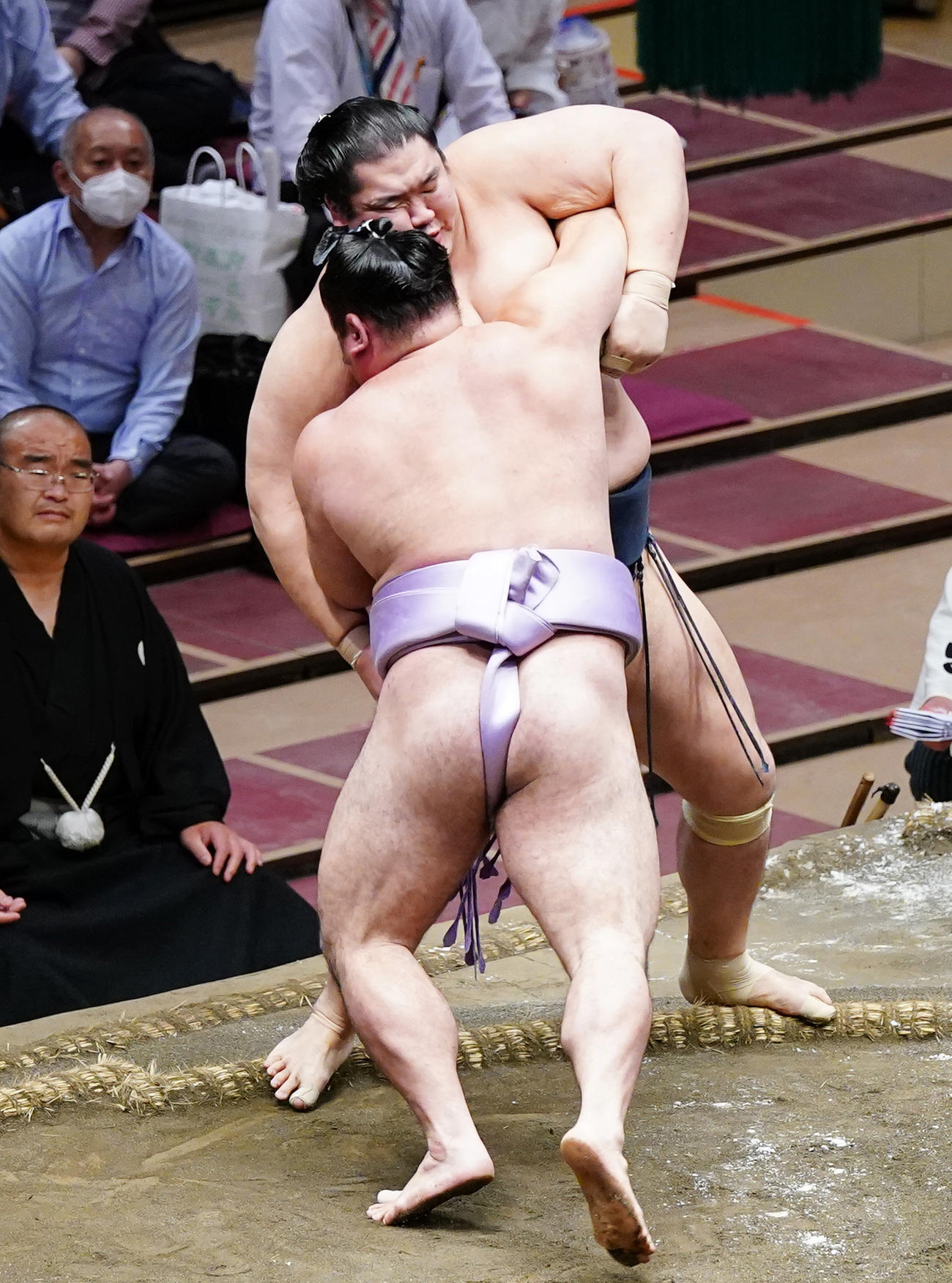 輝（右）を寄り切りで破る琴恵光（撮影・菅敏）