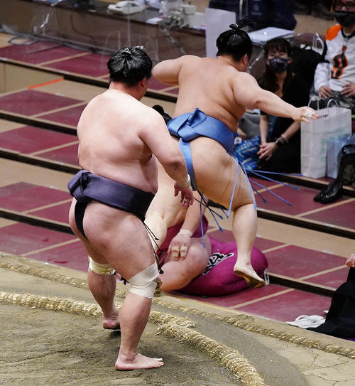 翔猿(右)に押し出しで破る妙義龍(撮影・菅敏)