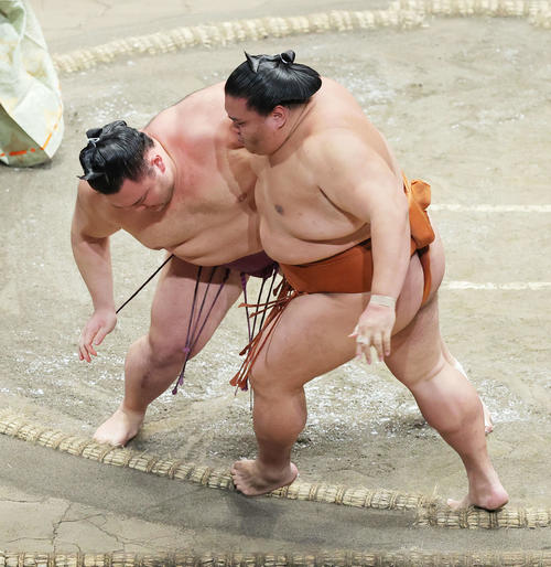 御嶽海(右)を寄り切りで破る朝乃山(撮影・河田真司)
