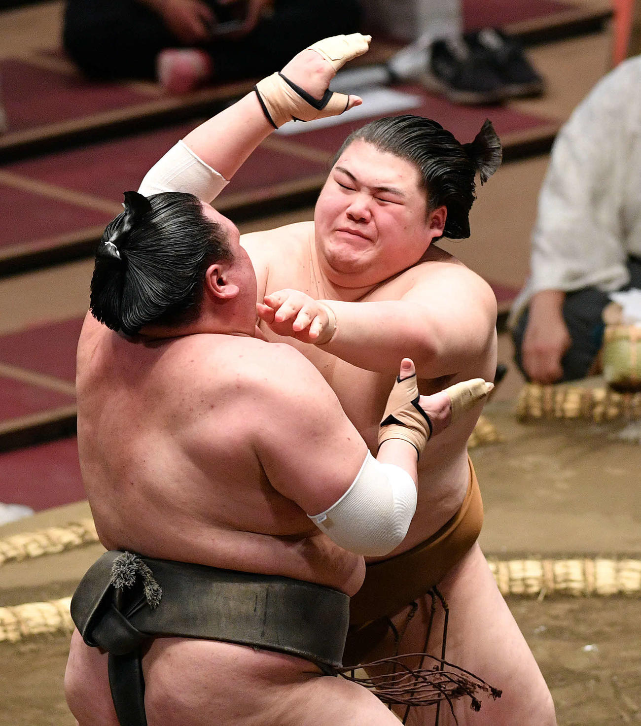荒篤山（手前）を攻める王鵬（撮影・滝沢徹郎）