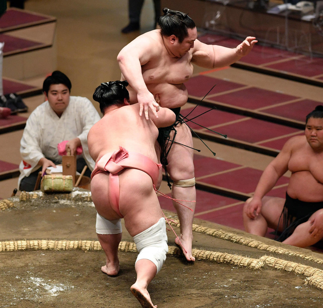 宇良（手前）に足取りで敗れる白鷹山（撮影・滝沢徹郎）