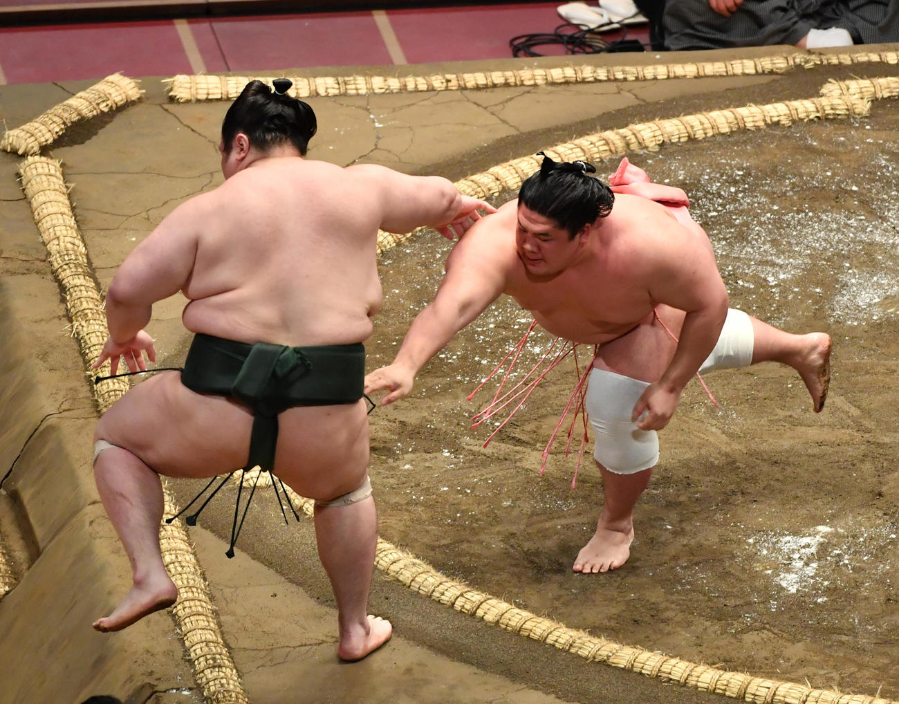 宇良（右）は白鷹山を足取りで破る（撮影・柴田隆二）