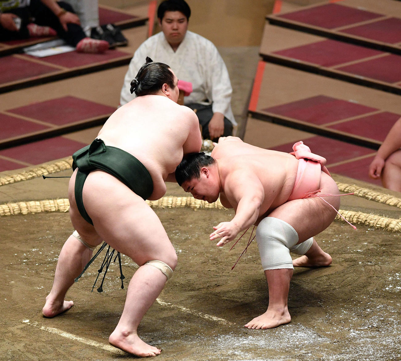 白鷹山（左）を攻める宇良（撮影・滝沢徹郎）