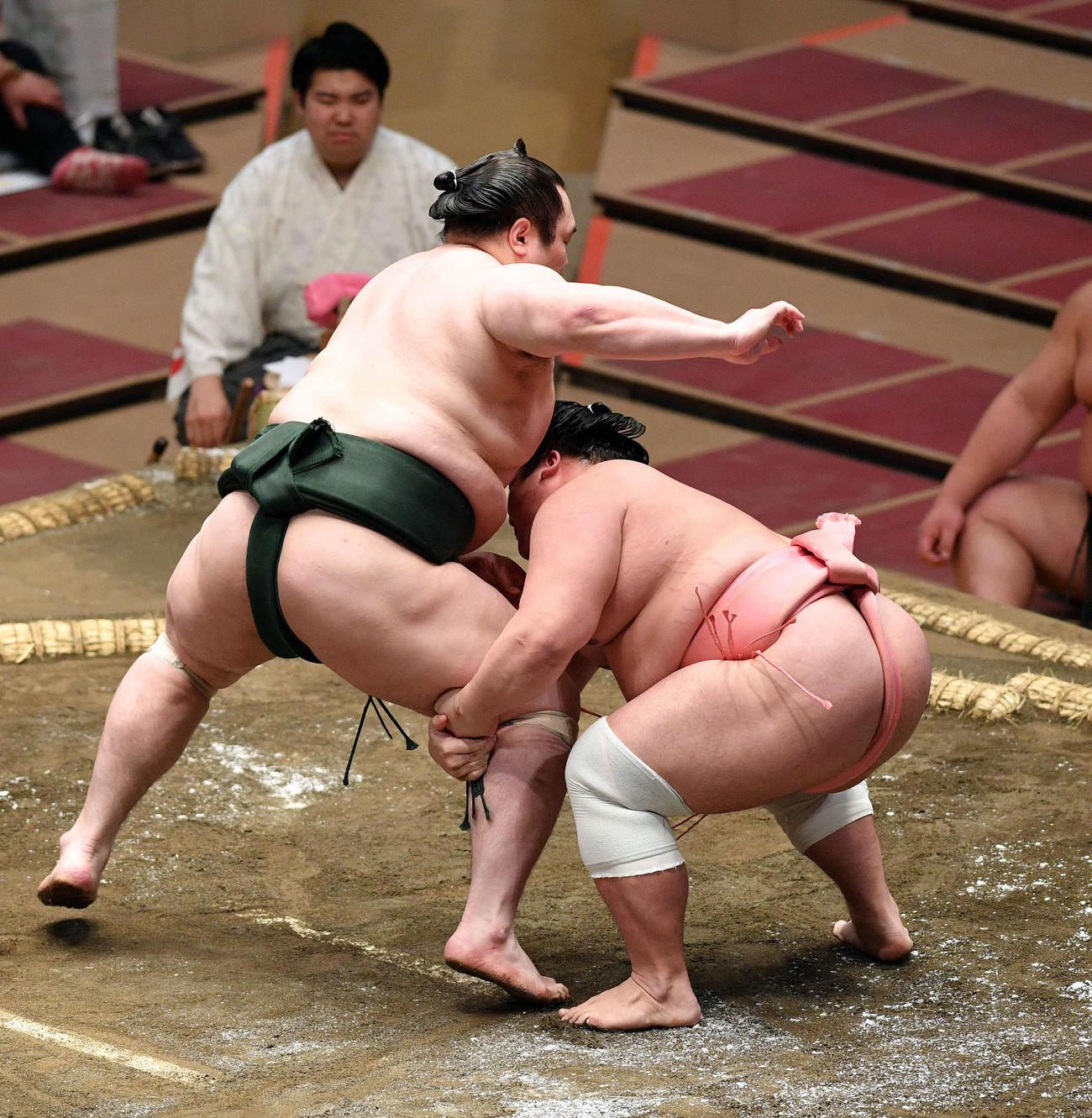 白鷹山（左）を攻める宇良（撮影・滝沢徹郎）