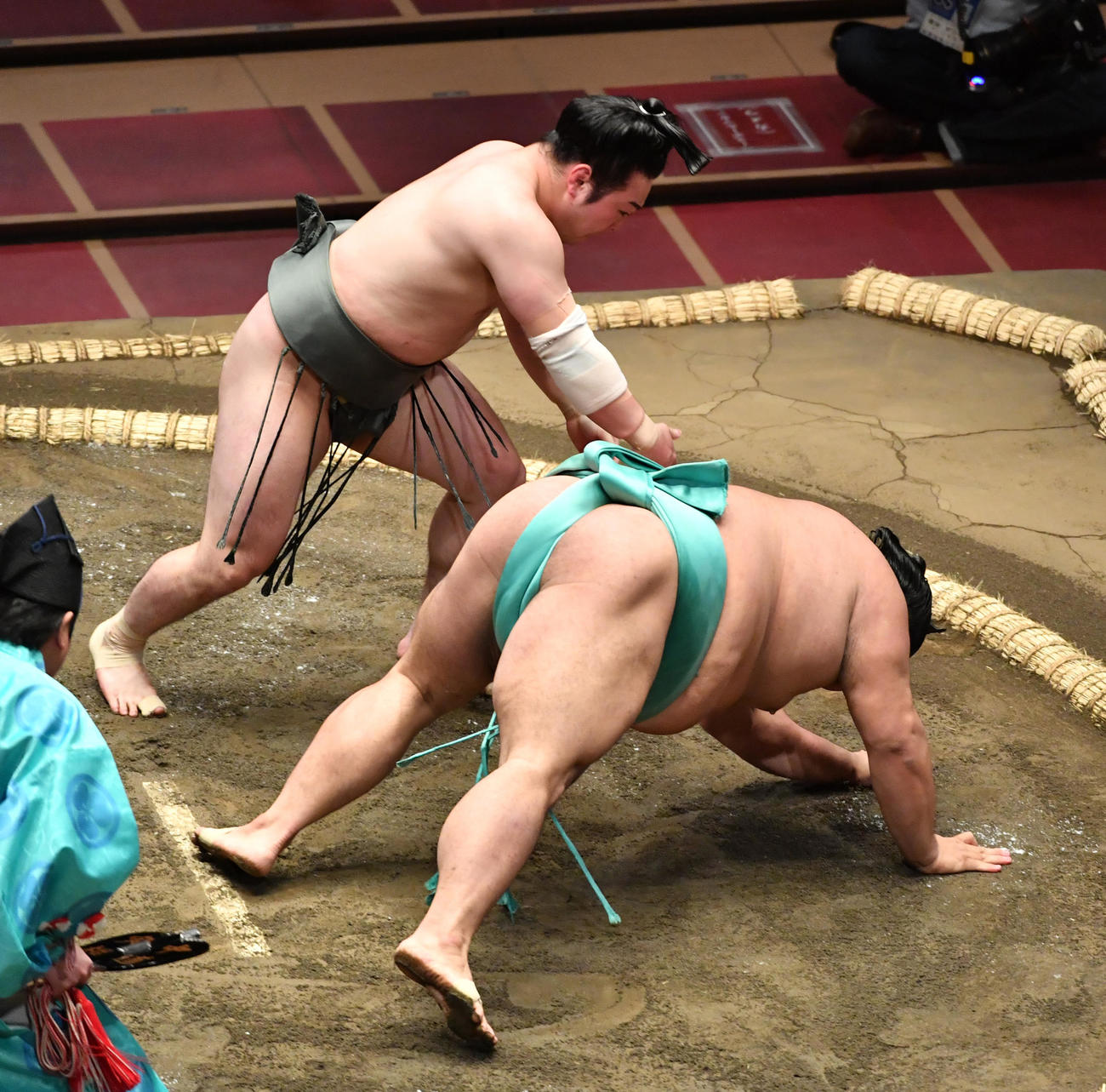 炎鵬（上）は天空海を突き落としで破る（撮影・柴田隆二）