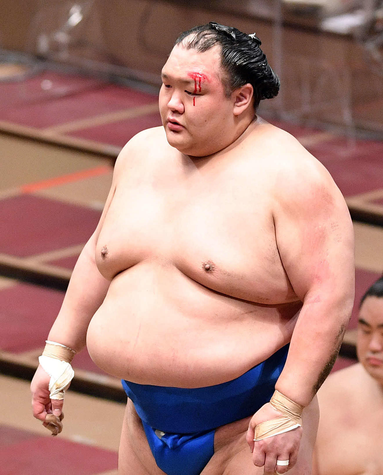 妙義龍との取り組みで流血した北勝富士（撮影・滝沢徹郎）