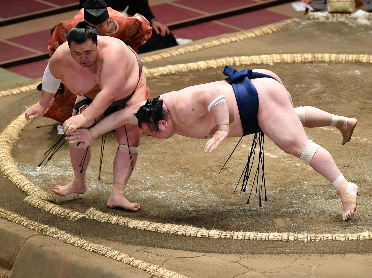 宝富士（右）を引き落としで破る英乃海（撮影・滝沢徹郎）