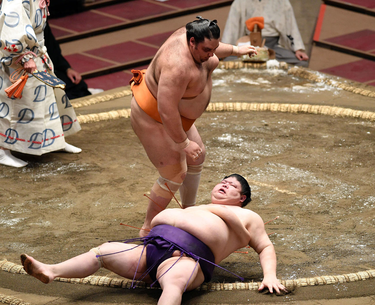 明瀬山（下）を突き落としで破る魁聖（撮影・滝沢徹郎）