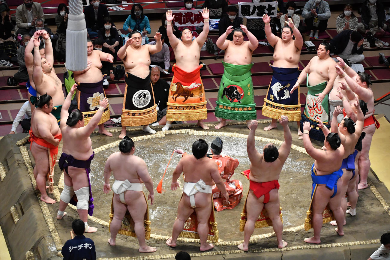 5日目の幕内土俵入り（撮影・柴田隆二）