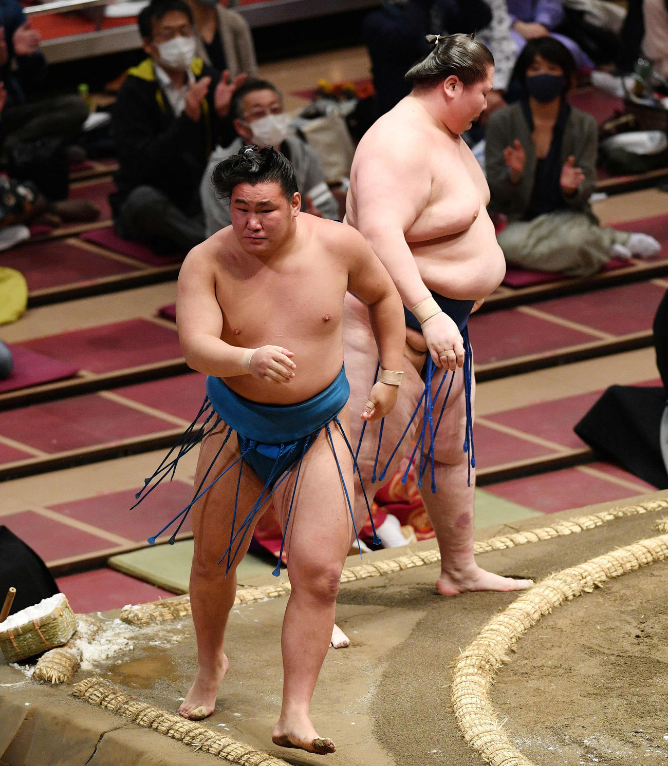 逸ノ城（奥）を寄り切りで破った豊昇龍（撮影・滝沢徹郎）
