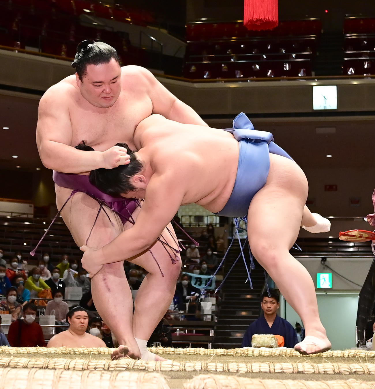 朝乃山（左）は上手投げで翔猿を破る（撮影・小沢裕）