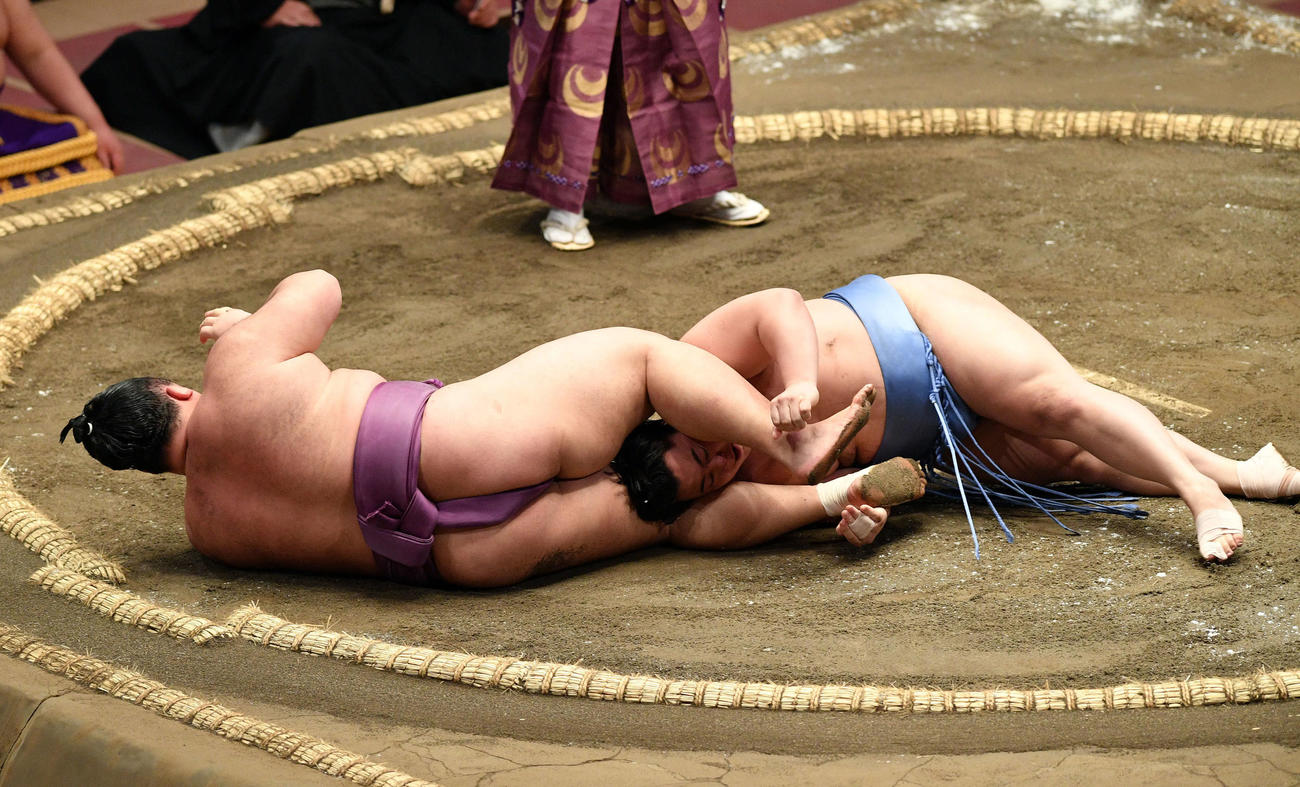 翔猿（右）は朝乃山に上手投げで敗れる（撮影・滝沢徹郎）