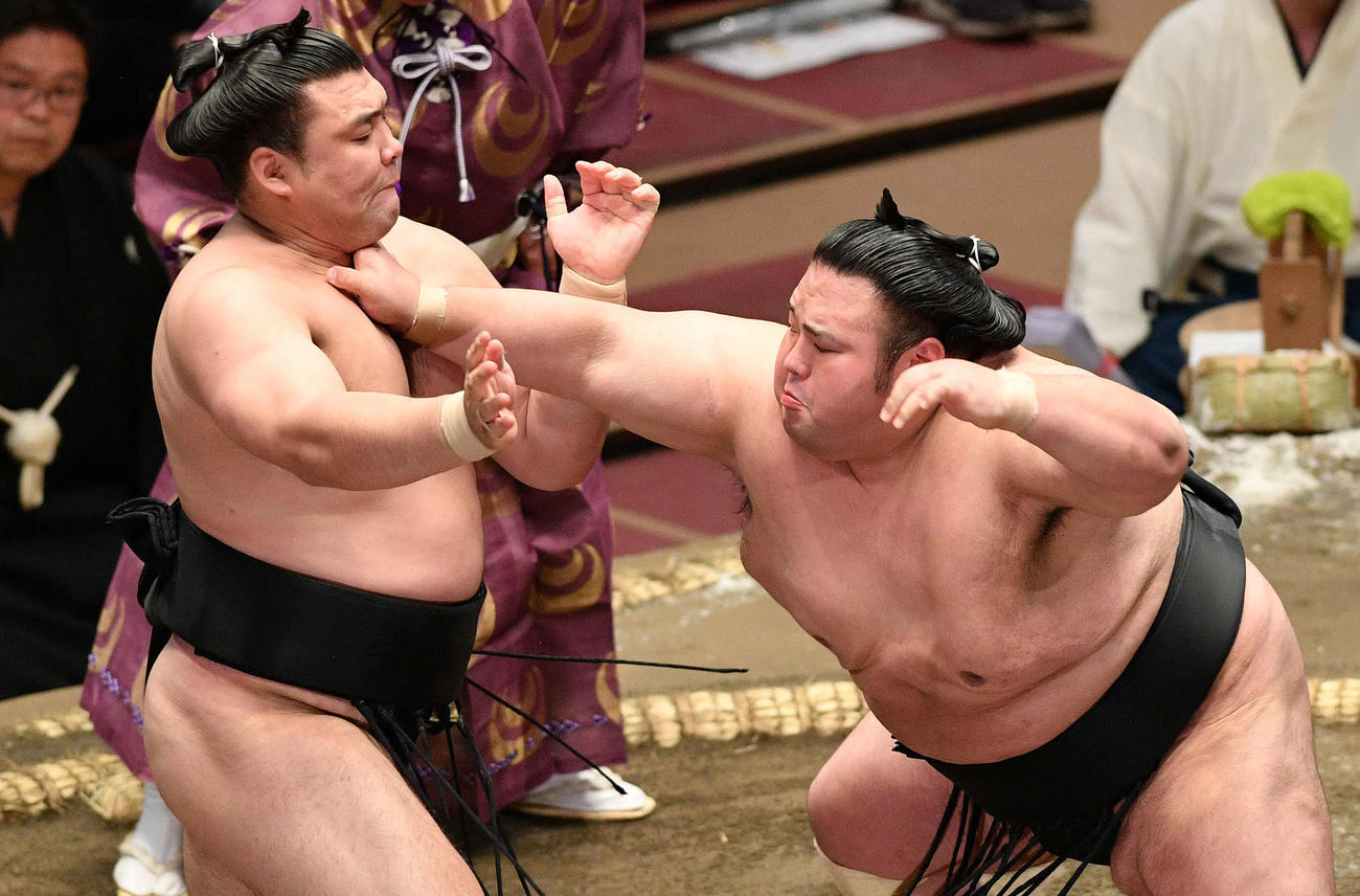 霧馬山（左）を攻める貴景勝（撮影・滝沢徹郎）