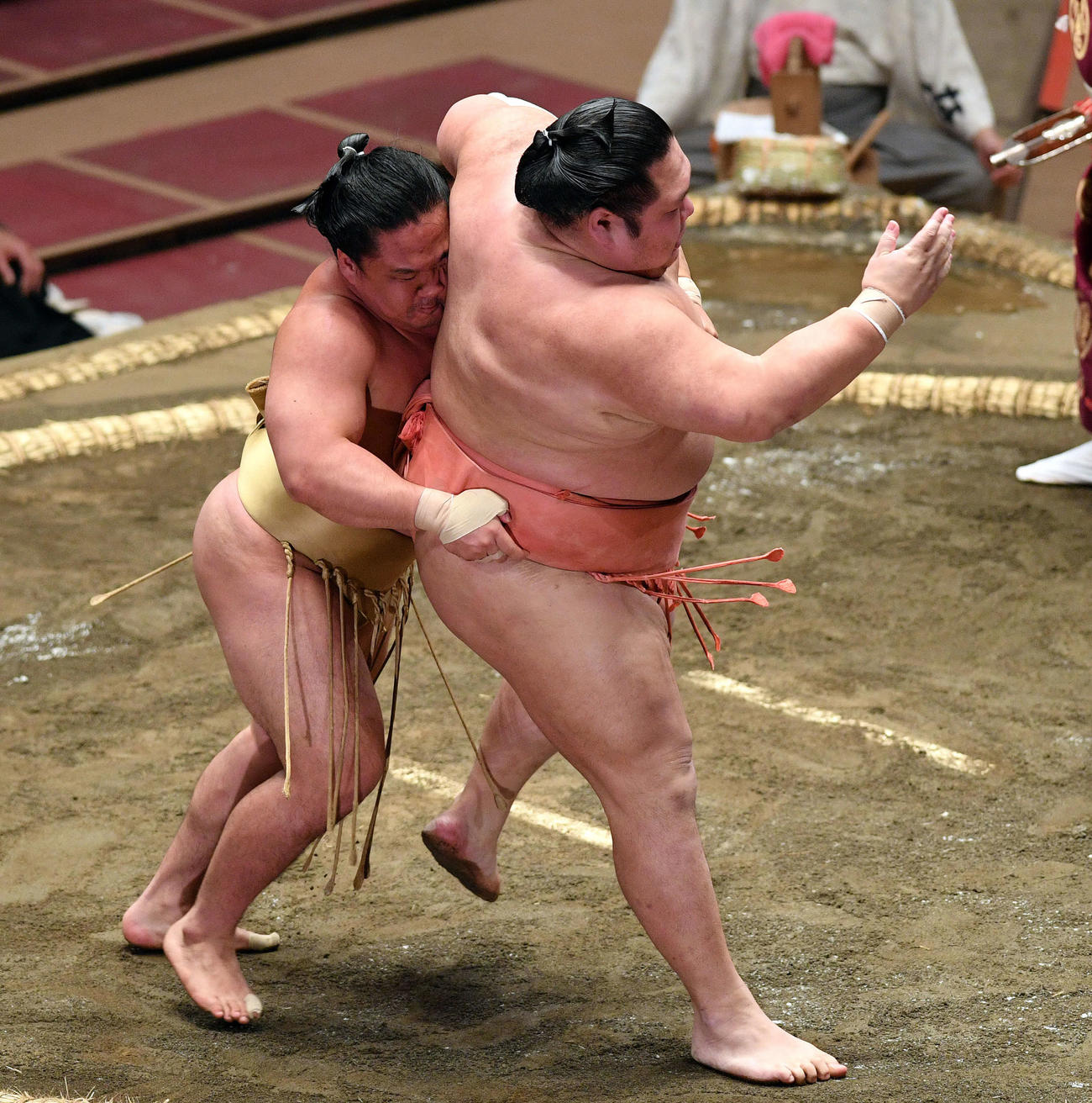 千代大龍（右）を送り出しで破る石浦（撮影・滝沢徹郎）