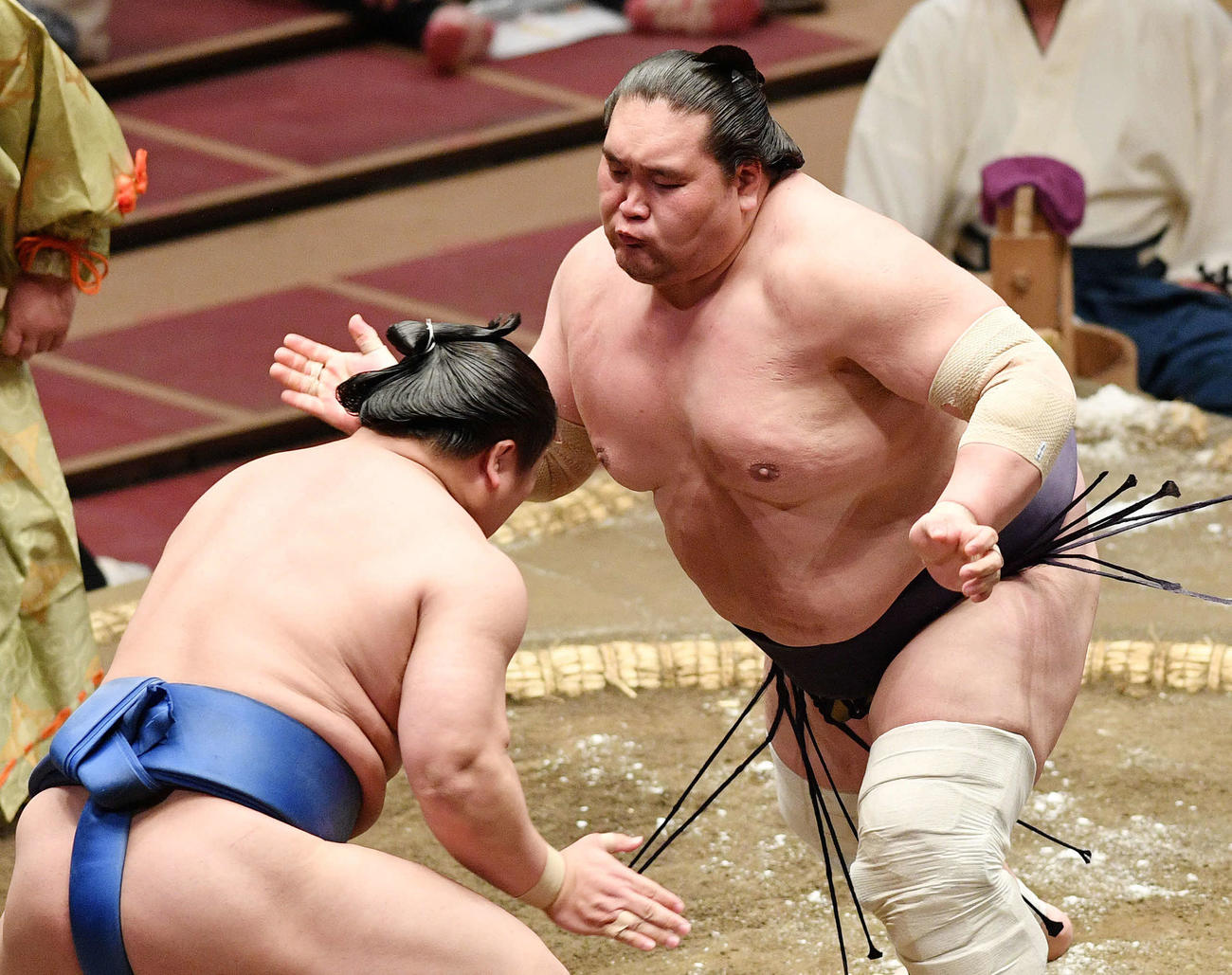 若隆景（手前）を攻める照ノ富士（撮影・滝沢徹郎）
