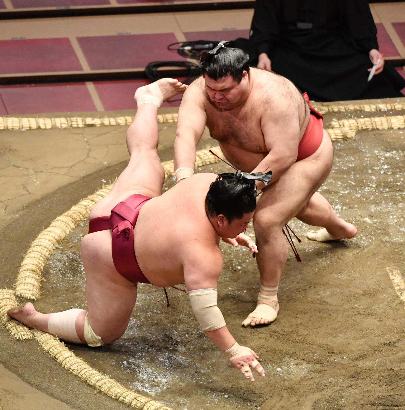 高安（右）は大栄翔を押し倒しで破る（撮影・柴田隆二）