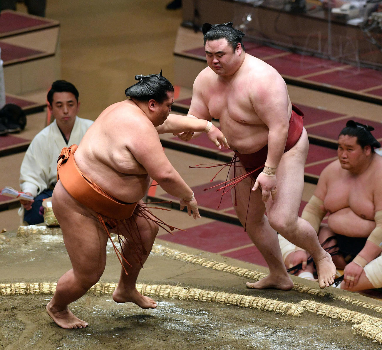 隆の勝（奥）を押し出しで破る御嶽海（撮影・滝沢徹郎）