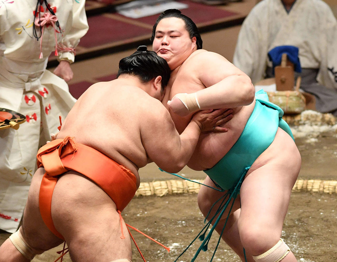 志摩ノ海（左）を攻める琴ノ若（撮影・滝沢徹郎）
