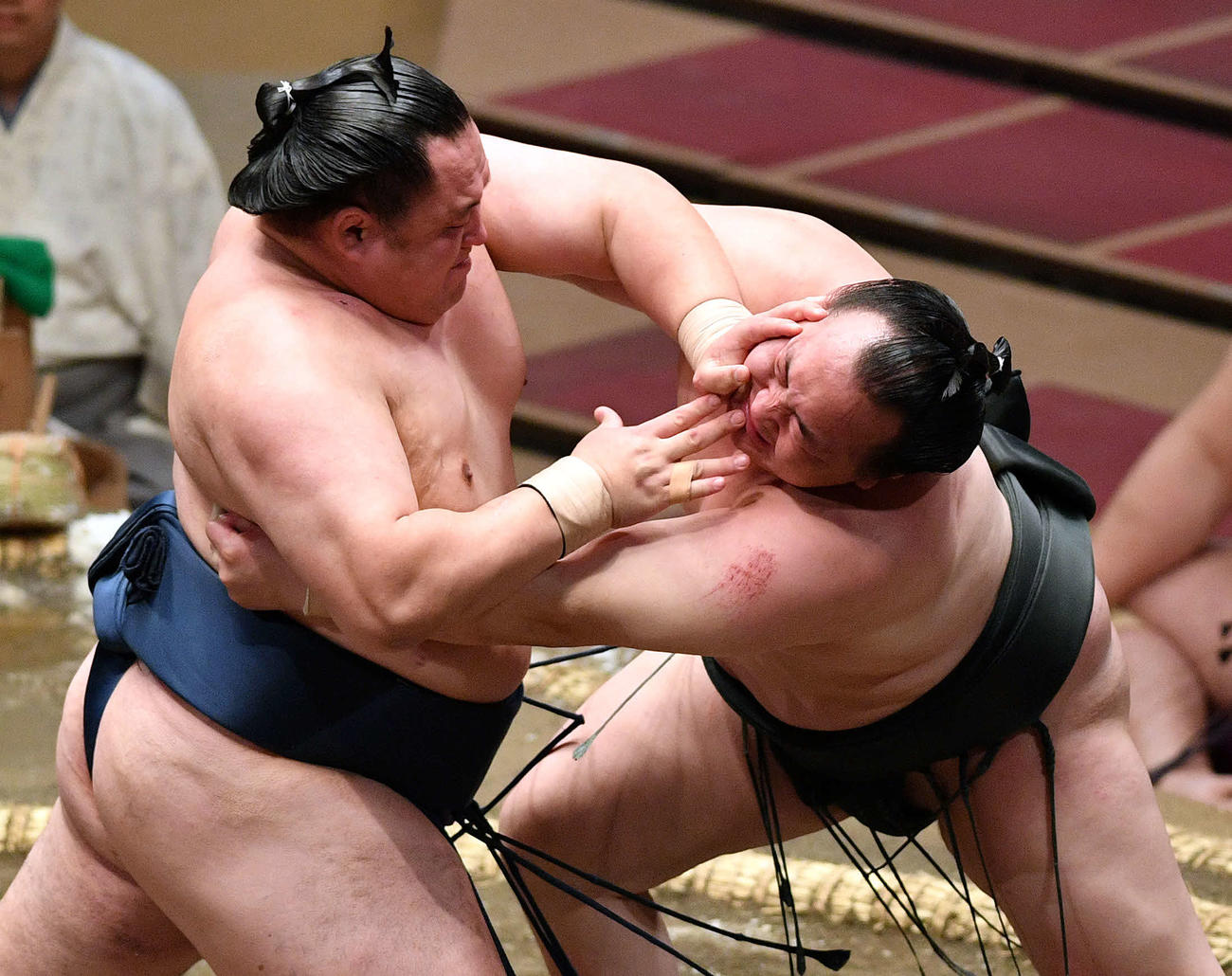千代翔馬（右）を攻める玉鷲（撮影・滝沢徹郎）