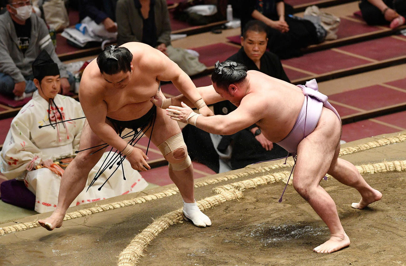 隠岐の海（左）を押し出しで破る琴恵光（撮影・滝沢徹郎）