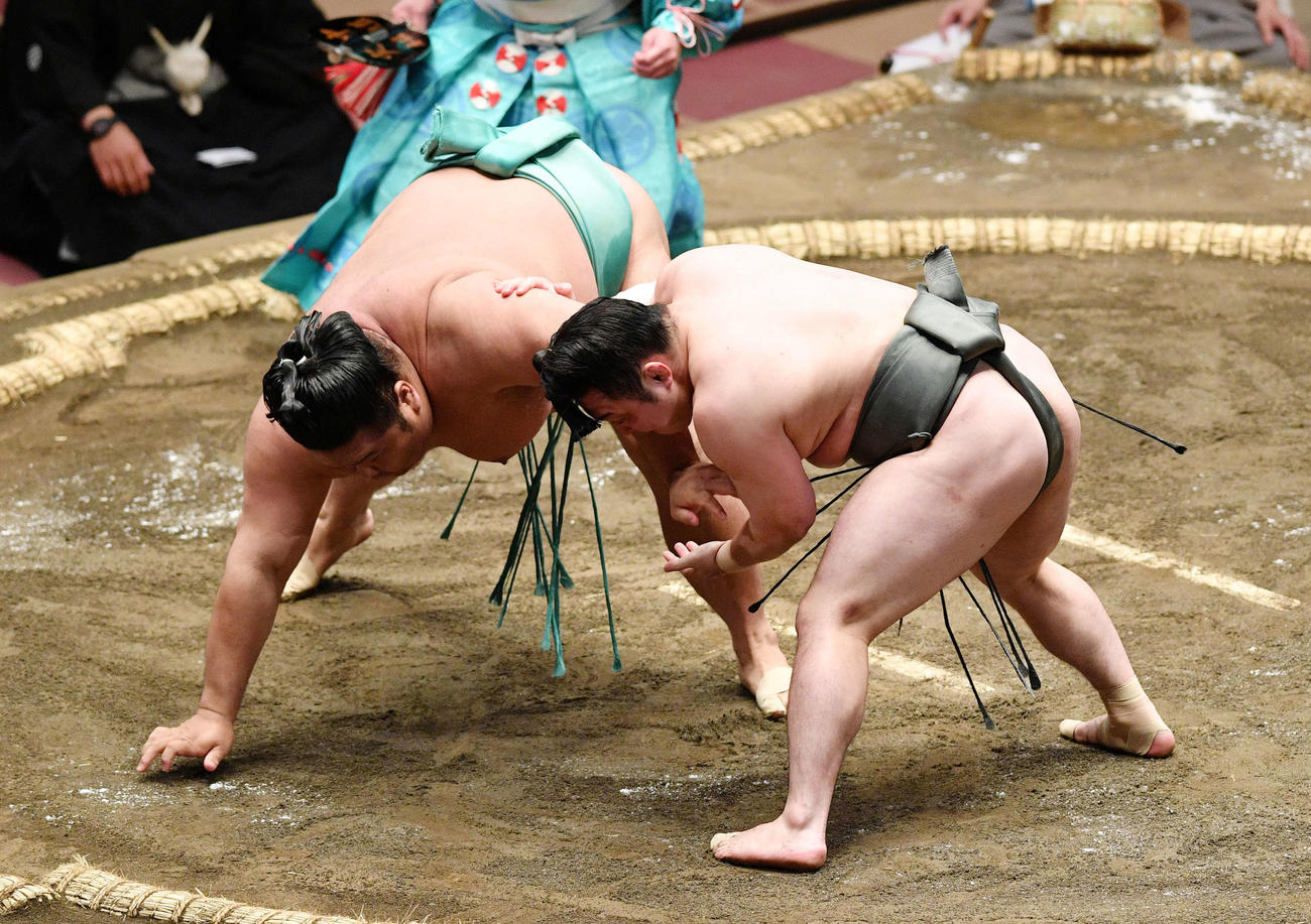 天空海（左）を突き落としで破る炎鵬（撮影・滝沢徹郎）