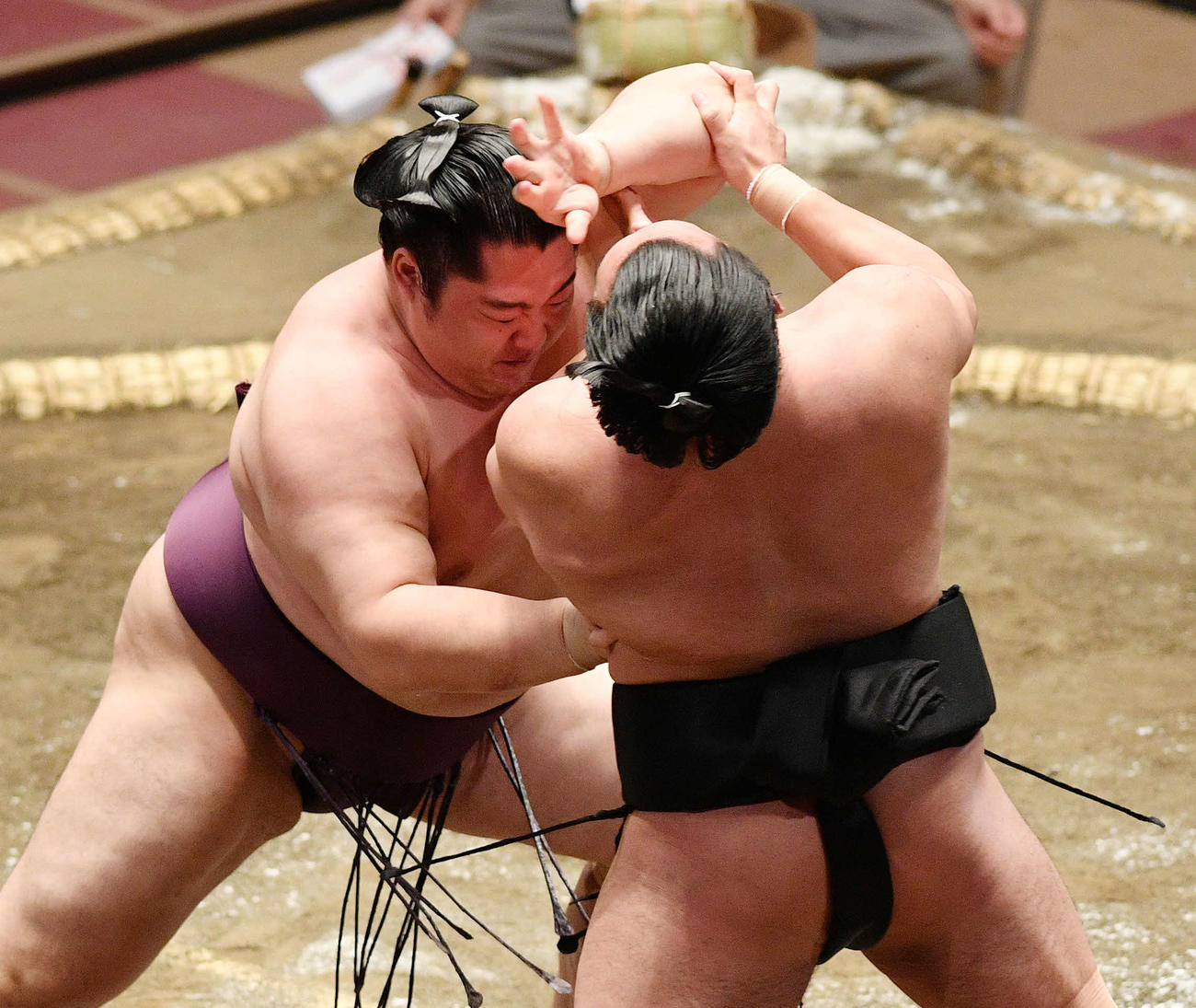 照強（手前）を押し出しで破る遠藤（撮影・滝沢徹郎）