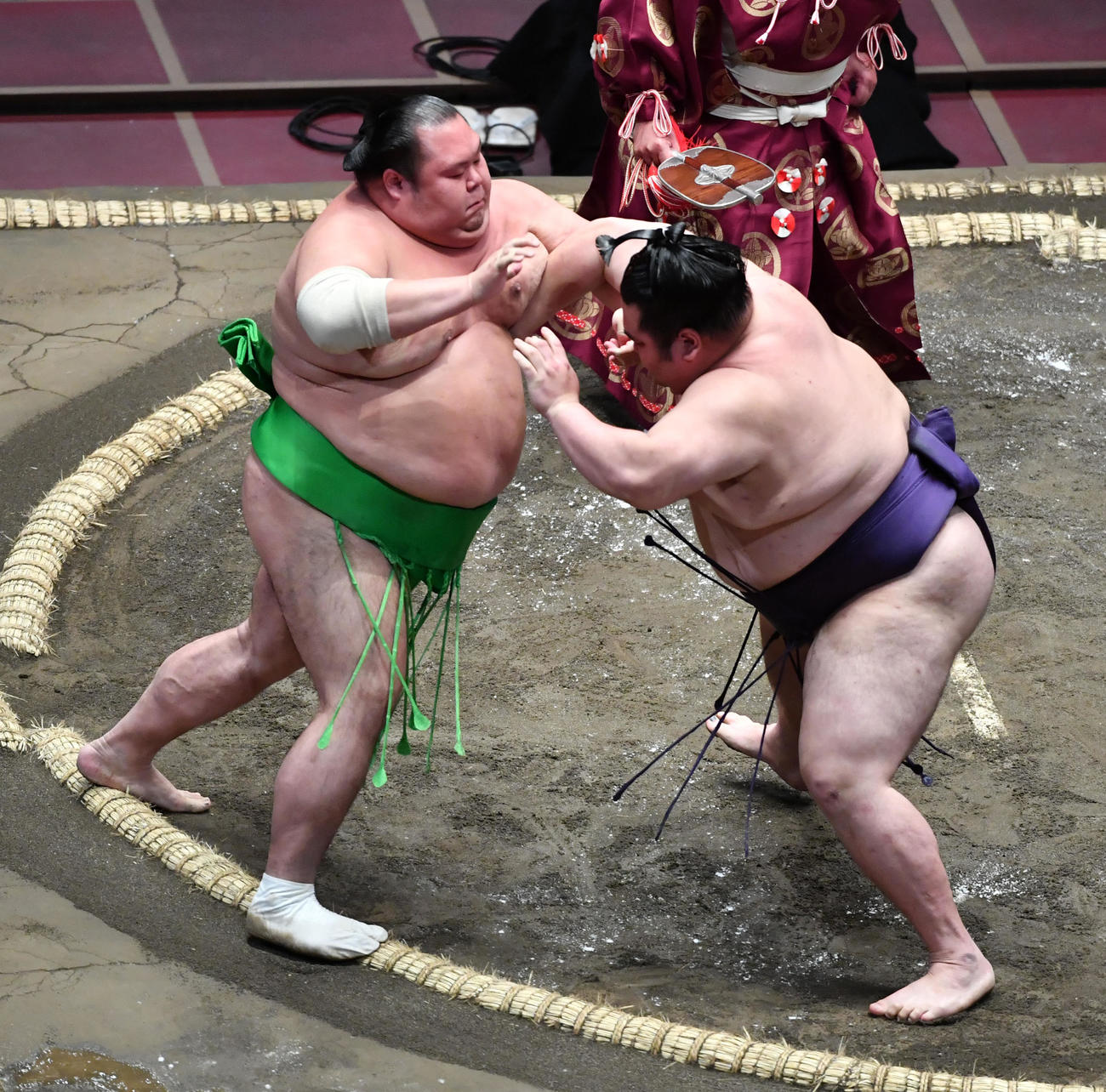 千代丸（左）の足が先に出て大奄美が押し出しで勝利した。行司差し違いで大奄美が勝利した（撮影・柴田隆二）