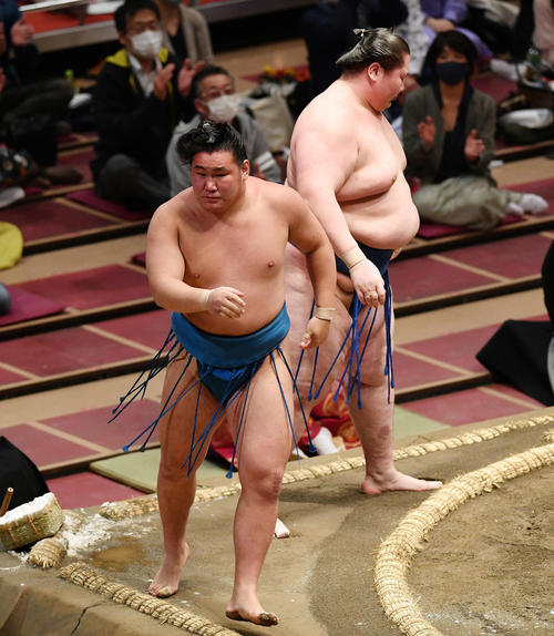 逸ノ城(奥)を寄り切りで破った豊昇龍(撮影・滝沢徹郎)