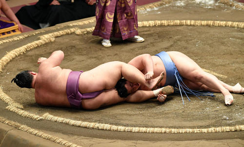 翔猿(右)は朝乃山に上手投げで敗れる(撮影・滝沢徹郎)
