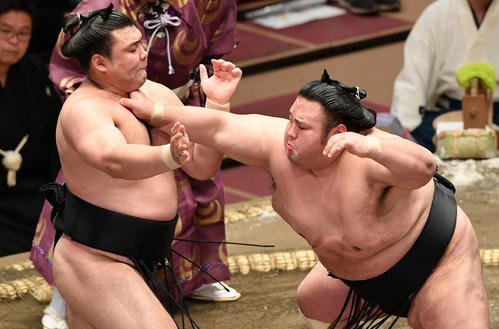 霧馬山(左)を攻める貴景勝(撮影・滝沢徹郎)