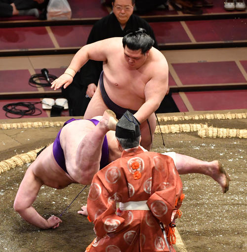阿武咲(上)は栃ノ心を引き落としで破る(撮影・柴田隆二)