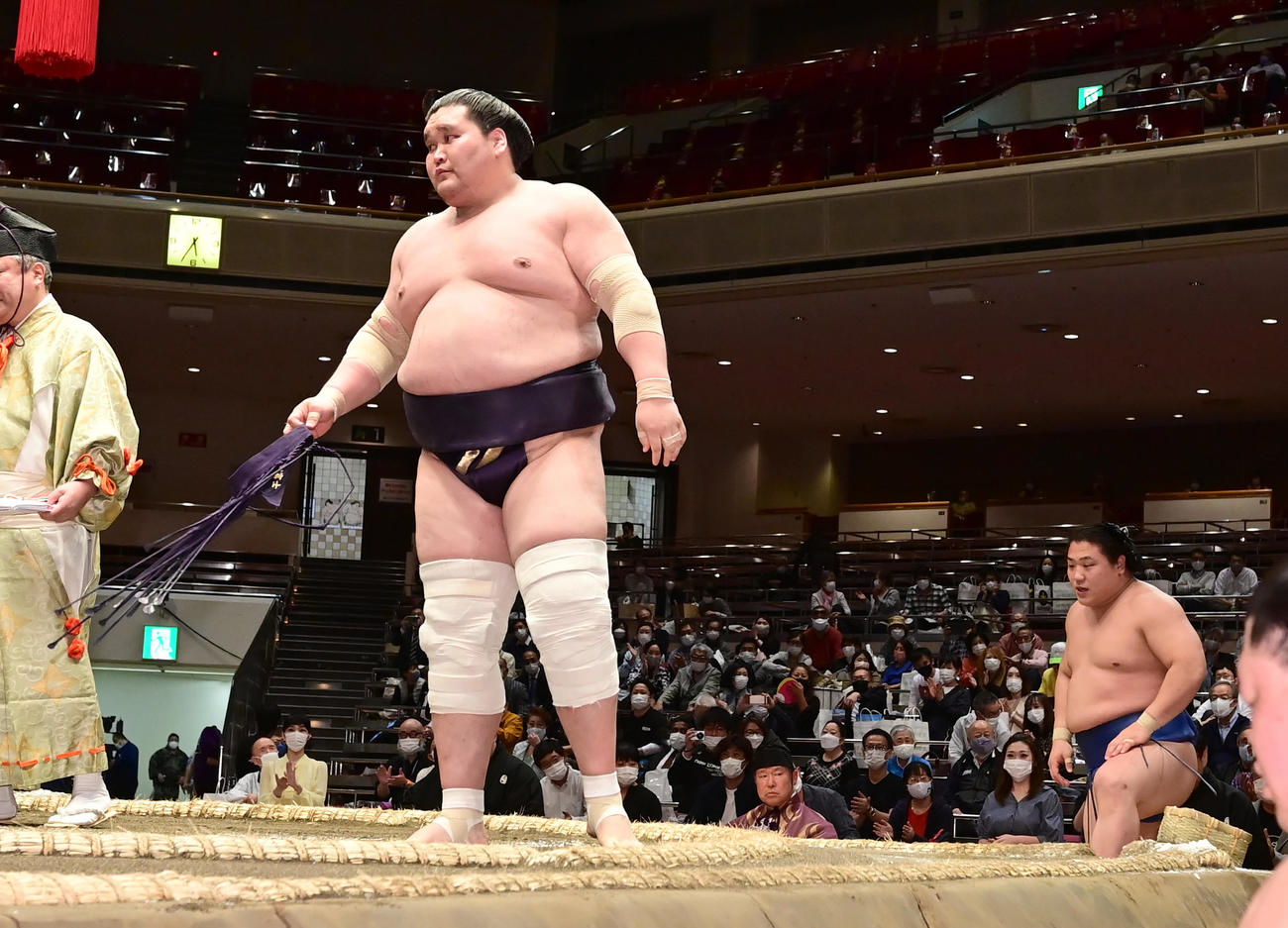 照ノ富士（左）は若隆景を寄り切りで破る（撮影・小沢裕）