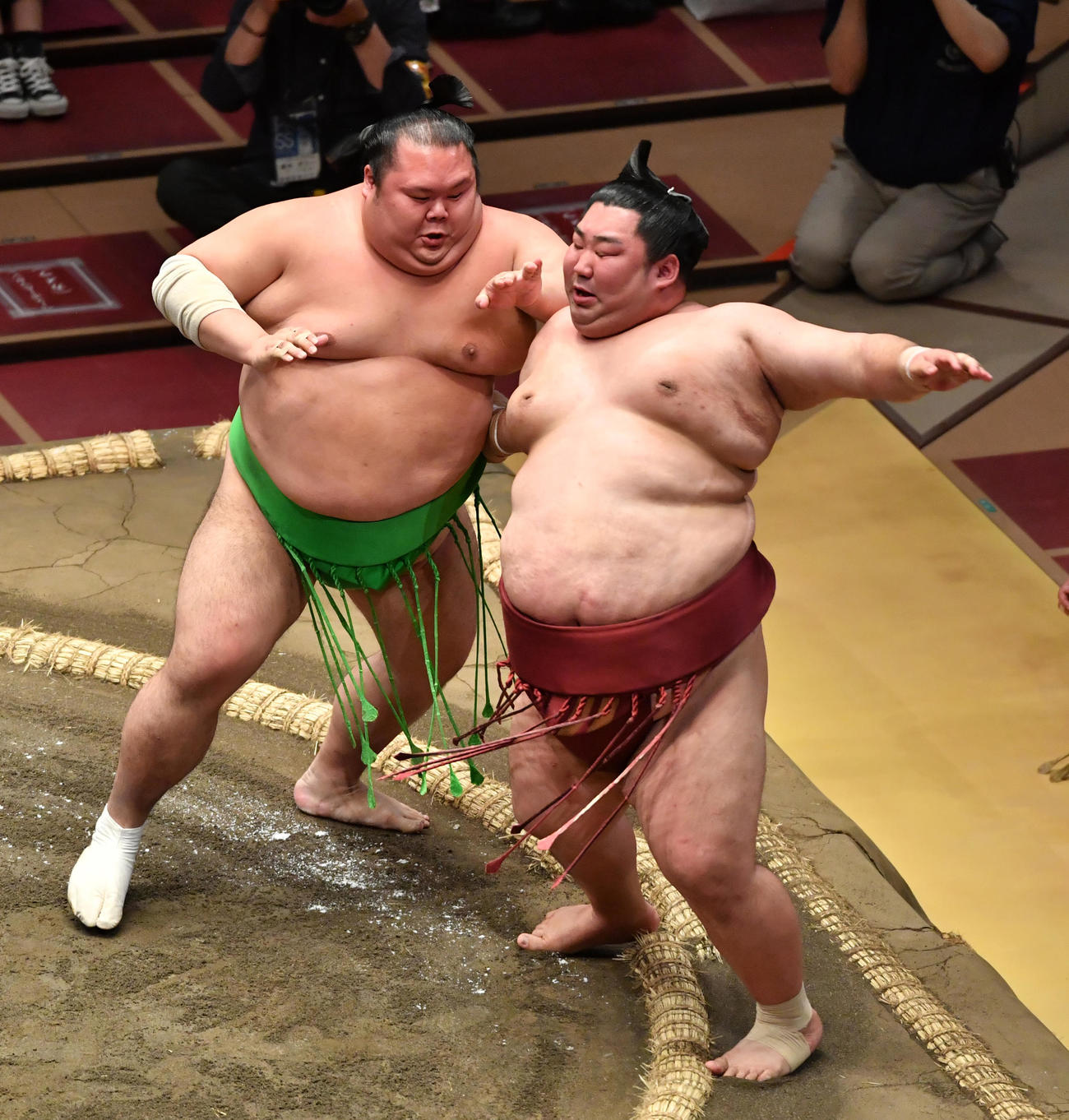千代丸（左）は徳勝龍を押し出しで破る（撮影・柴田隆二）
